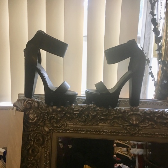 ππ½ BLACK on black size 8 wedges πππ½πPython has sold - Picture 1 of 2